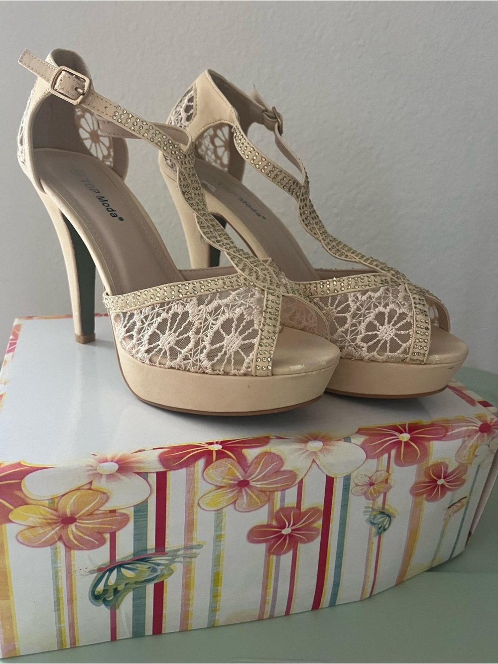 TOP Moda Cream Lace  T-Strap Heels